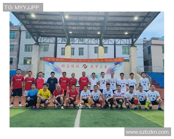 足球明星亲密互动瞬间揭秘温暖友谊与团队精神的真实写照 足球明星亲密互动瞬间揭秘温暖友谊与团队精神的真实写照